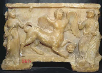 Urna funeraria que representa a Edipo y la Esfinge